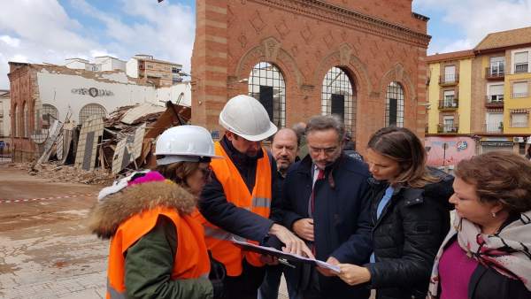 Vista del consejero de Fomento al Mercado de Abastos de Linares Vista del consejero de Fomento al Mercado de Abastos de Linares