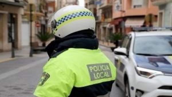 Detenen un jove a València que va amenaçar la seua parella amb tindre un accident de trànsit per no ensenyar-li el mòbil Detenen un jove a València que va amenaçar la seua parella amb tindre un accident de trànsit per no ensenyar-li el mòbil