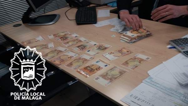 Dinero recuperado tras perderlo un hombre al sacarlo del banco Dinero recuperado tras perderlo un hombre al sacarlo del banco