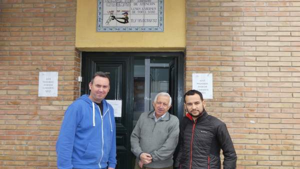 Daniel González Rojas (IU) con personal de la asociación 'Rompe tus cadenas' Daniel González Rojas (IU) con personal de la asociación 'Rompe tus cadenas'