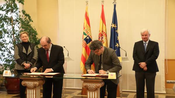 Lambán y Nadal firman el convenio. Lambán y Nadal firman el convenio.