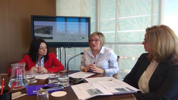 Salvador en rueda de prensa junto a Rebeca Torró y Helena Beunza Salvador en rueda de prensa junto a Rebeca Torró y Helena Beunza