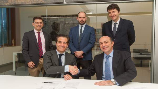 Firma del convenio. Firma del convenio.