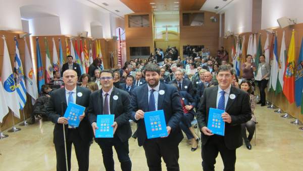 López Miras, segundo por la derecha, en la presentación del Plan López Miras, segundo por la derecha, en la presentación del Plan