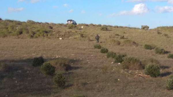Un agente transita por la finca donde estaría el pozo de donde sacaron a Gabriel Un agente transita por la finca donde estaría el pozo de donde sacaron a Gabriel