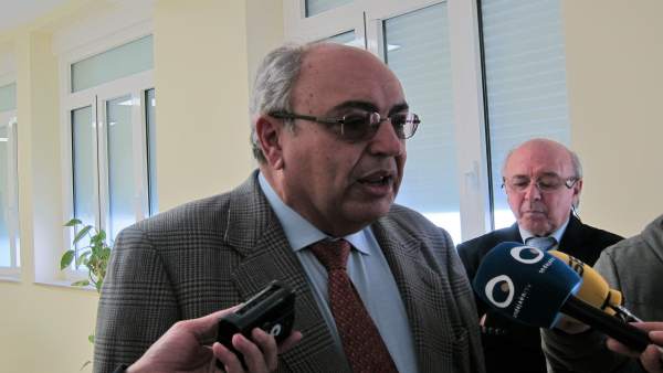 El presidente de la CHG, Antonio Ramón Guinea, a tiende a los periodistas. El presidente de la CHG, Antonio Ramón Guinea, a tiende a los periodistas.