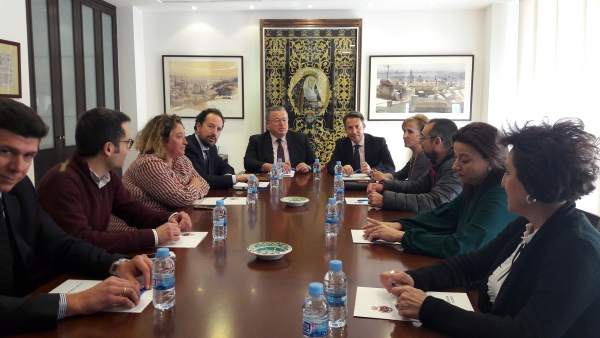 DELEGADO Y ALCALDE DE LORCA EN EL CENTRO DE LA REUNIÓN DELEGADO Y ALCALDE DE LORCA EN EL CENTRO DE LA REUNIÓN