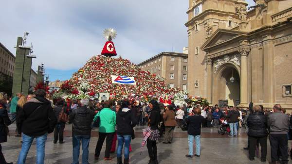 Zaragozanos y visitantes contemplan la Ofrenda de Flores a la Virgen del Pilar Zaragozanos y visitantes contemplan la Ofrenda de Flores a la Virgen del Pilar