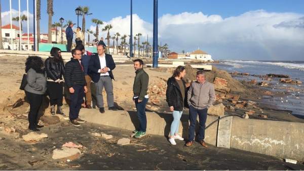 Miembros de Ciudadanos visitan las playas afectadas por el temporal. Miembros de Ciudadanos visitan las playas afectadas por el temporal.