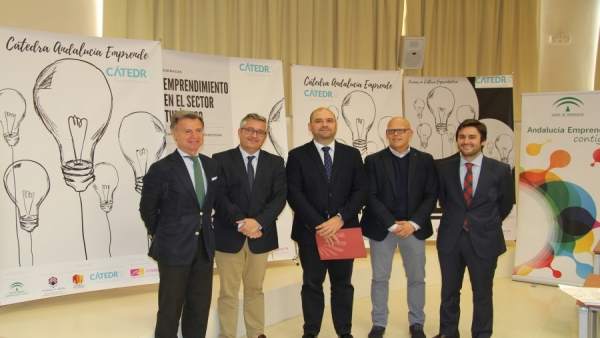 Autoridades en la presentación Autoridades en la presentación