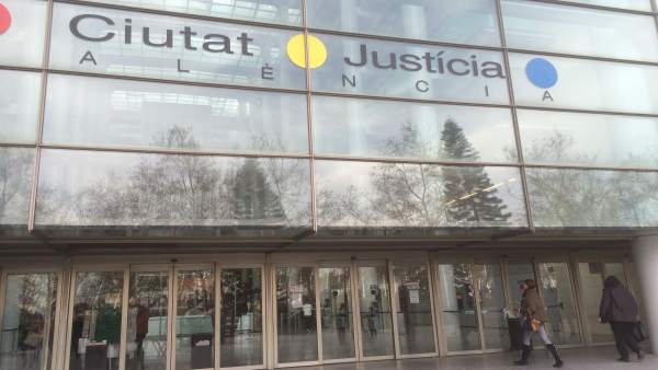 Fiscalia denuncia la contractació de 22 docents de Religió que van cobrar sense fer classes Fiscalia denuncia la contractació de 22 docents de Religió que van cobrar sense fer classes