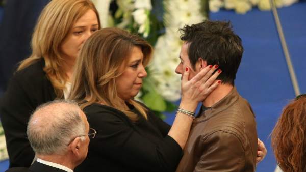 Susana Díaz prodiga gestos de consuelo a Ángel Cruz, padre de Gabriel Susana Díaz prodiga gestos de consuelo a Ángel Cruz, padre de Gabriel