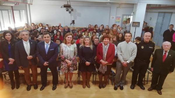 López (tercero por la izda.) en el colegio Nuestra Señora de Araceli de Lucena López (tercero por la izda.) en el colegio Nuestra Señora de Araceli de Lucena