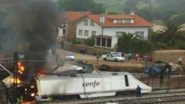 La locomotora del tren Alvia, instantes después del accidente en Angrois La locomotora del tren Alvia, instantes después del accidente en Angrois