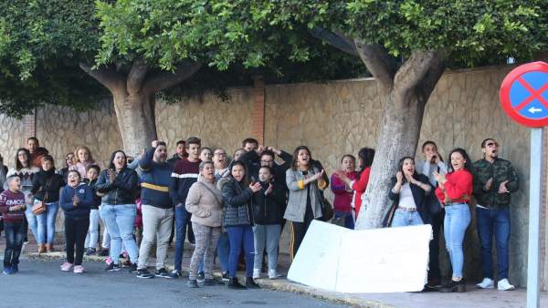 Gente frente a la Comandancia de la Guardia Civil de Almería Gente frente a la Comandancia de la Guardia Civil de Almería