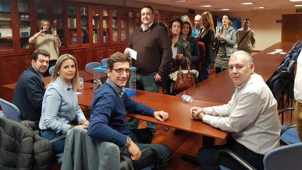 Prensa Pp Regional. L(Np) Löpez Miras Obtiene El 90,91% De Los Votos Y Garre Izq Prensa Pp Regional. L(Np) Löpez Miras Obtiene El 90,91% De Los Votos Y Garre Izq
