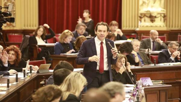 El conseller de Territorio, Marc Pons, en el pleno del Parlament de este martes El conseller de Territorio, Marc Pons, en el pleno del Parlament de este martes