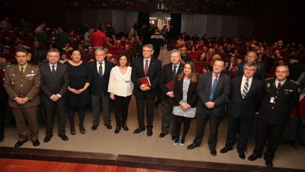 Foto de familia de las autoridades con los congresistas Foto de familia de las autoridades con los congresistas
