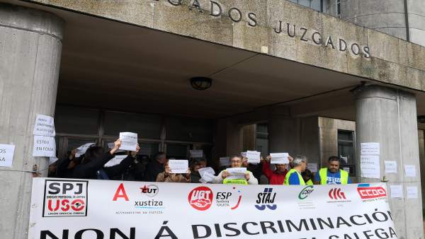 Funcionarios de justicia se concentran ante los juzgados de Santiago Funcionarios de justicia se concentran ante los juzgados de Santiago