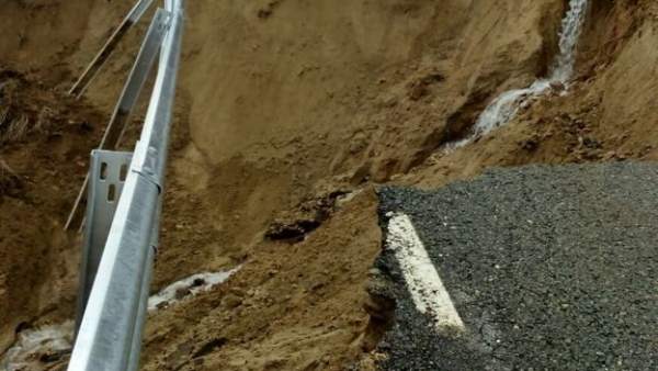 Carretera cortada por hundimiento del firme. 13-03-18. Carretera cortada por hundimiento del firme. 13-03-18.