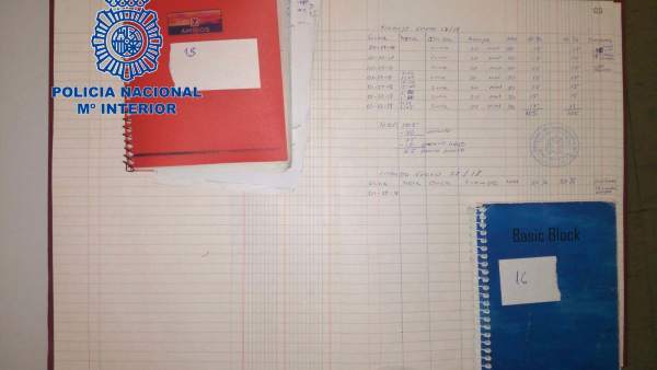 Pasaporte retirado a una mujer Pasaporte retirado a una mujer