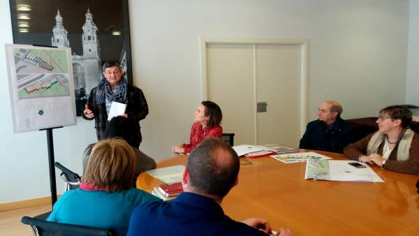 Momento de la reunión sobre el proyecto de ludoteca en Valdegastea Momento de la reunión sobre el proyecto de ludoteca en Valdegastea