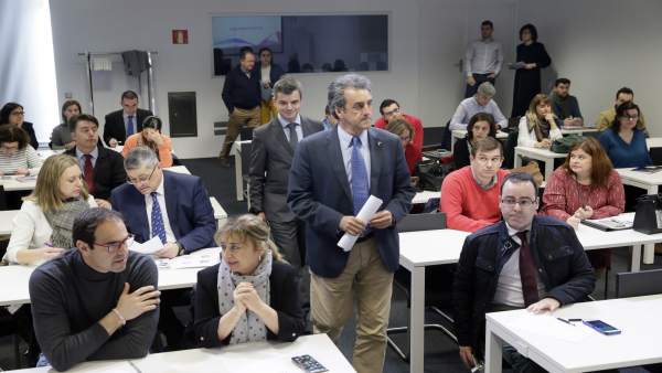 El consejero con los empresarios El consejero con los empresarios