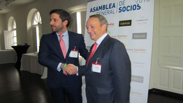Momento del relevo en la asociación Empresa Familiar Momento del relevo en la asociación Empresa Familiar