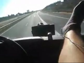 Camionero con los pies en el salpicadero