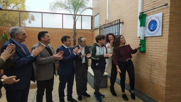 Autoridades descubren la placa Autoridades descubren la placa