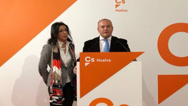 Los parlamentarios andaluces por Cs Julio Díaz y Marta Bosquet. Los parlamentarios andaluces por Cs Julio Díaz y Marta Bosquet.