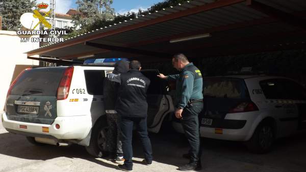 El detenido, siendo trasladado por la Guardia Civil El detenido, siendo trasladado por la Guardia Civil