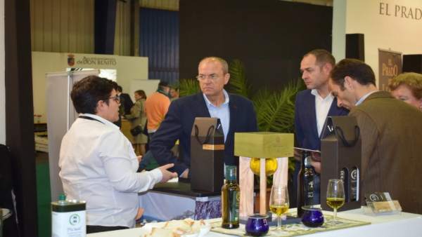 Monago durante su visita a FIAL de Don Benito Monago durante su visita a FIAL de Don Benito