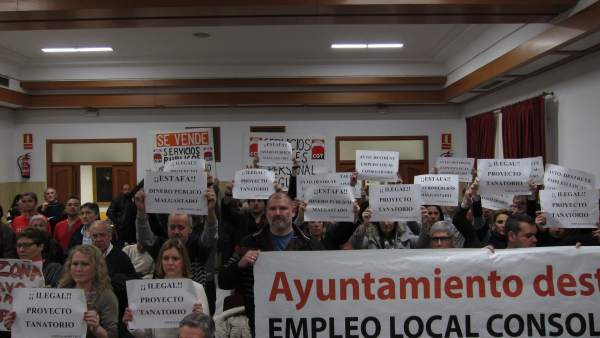Celebración del Pleno con protesta de empleados de Tanatorios de Córdoba Celebración del Pleno con protesta de empleados de Tanatorios de Córdoba