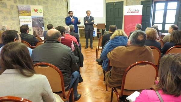 Cabrera Y El Delegado De La Junta Presenta El Proyecto 13-3-208 Cabrera Y El Delegado De La Junta Presenta El Proyecto 13-3-208