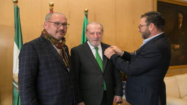 Los fundadores de Puerto de Indias prenden su pin a Villalobos Los fundadores de Puerto de Indias prenden su pin a Villalobos