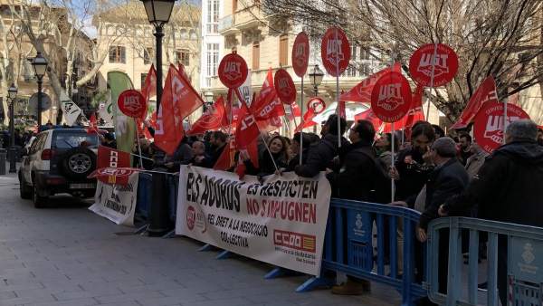 Protesta de CCOO y UGT contra la suspensión de la carrera profesional Protesta de CCOO y UGT contra la suspensión de la carrera profesional