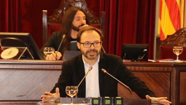 Josep Castells defendiendo la PNL de MÉS per Menorca en el pleno de este martes Josep Castells defendiendo la PNL de MÉS per Menorca en el pleno de este martes