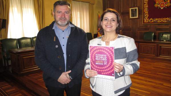 La alcaldesa de Teruel convoca a la cadena de besos más larga del mundo La alcaldesa de Teruel convoca a la cadena de besos más larga del mundo