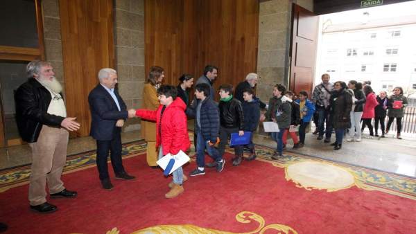 Santalices y diputados reciben a los escolares a su llegada al Pazo do Hórreo Santalices y diputados reciben a los escolares a su llegada al Pazo do Hórreo