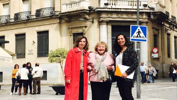 María Martín, junto a miembros de la AMO, ante el Banco de España. María Martín, junto a miembros de la AMO, ante el Banco de España.