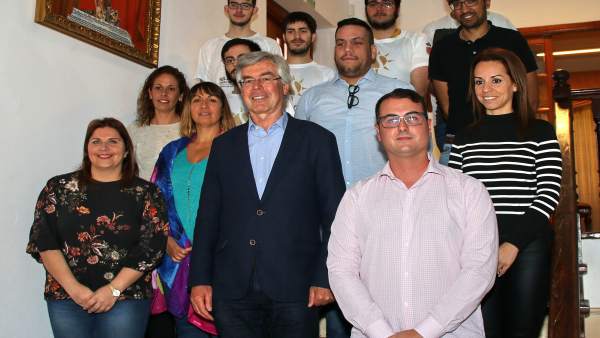 Dávila (c) junto al equipo local Dávila (c) junto al equipo local