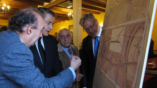 Antonio Sanz con Juan José Primo Jurado y Rodrigo Vázquez en el acto con Apreama Antonio Sanz con Juan José Primo Jurado y Rodrigo Vázquez en el acto con Apreama