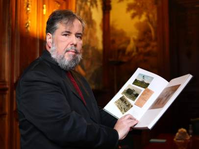 James Fernández, con un ejemplar de su libro.