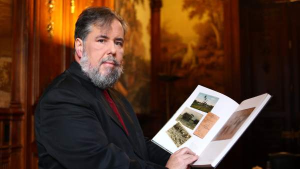 James Fernández, con un ejemplar de su libro. James Fernández, con un ejemplar de su libro.