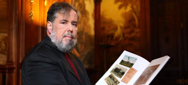 James Fernández, con un ejemplar de su libro.