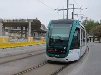 El tranvía, entre la avenida Diagonal y la plaza de les Glòries.