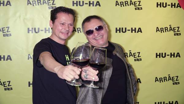 Toni Arráez y Chimo Bayo en la presentación del nuevo vino Toni Arráez y Chimo Bayo en la presentación del nuevo vino