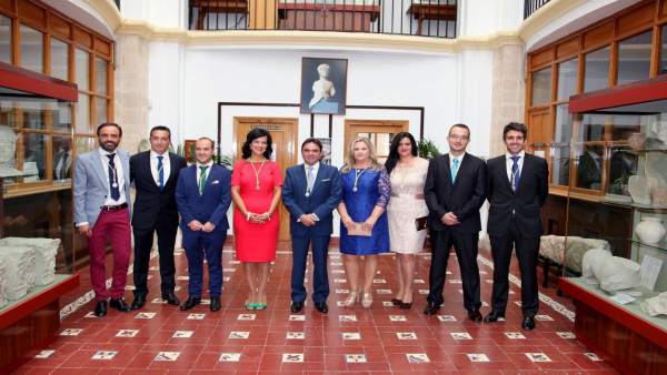 Moreno (c) y el resto del equipo de gobierno de Porcuna en junio de 2015. Moreno (c) y el resto del equipo de gobierno de Porcuna en junio de 2015.