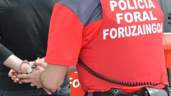Policía Foral realiza una detención. Policía Foral realiza una detención.